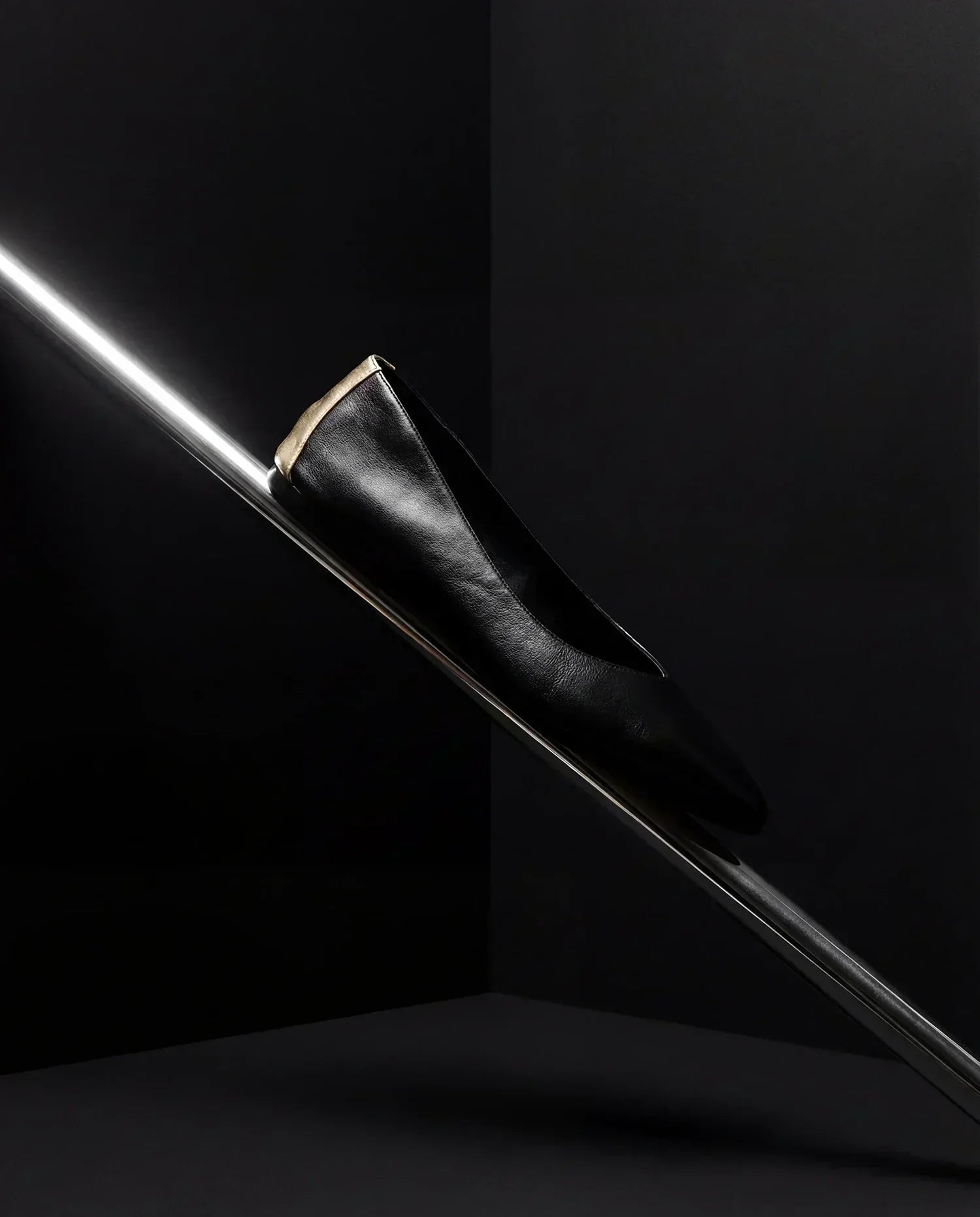 TRC321TG-BLK アシンメトリーパンプス レビュー:エレガンスと快適性を両立するフラットパンプス